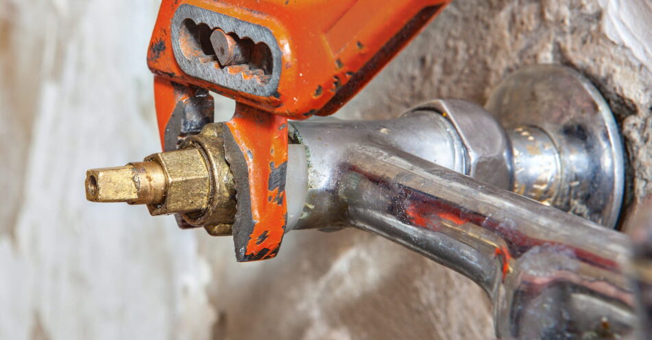 two-handle-kitchen-faucet-repair-remove-ezgif.com-resize (1)